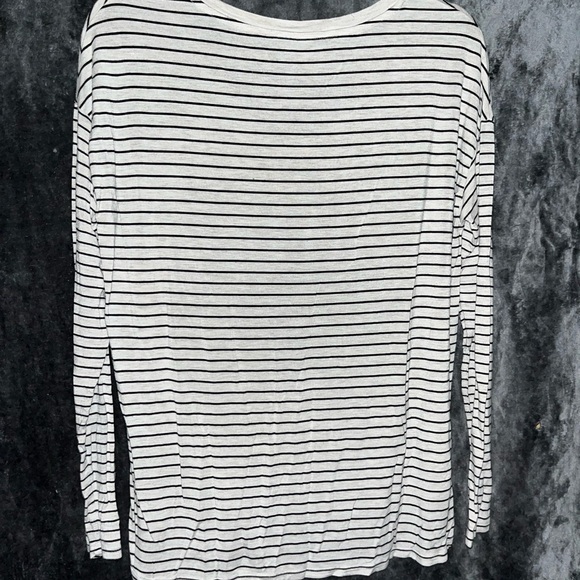 American Eagle Outfitters White and Black Striped V-Neck Long Sleeve Top - Picture 2 of 3